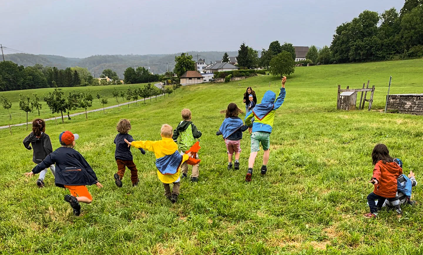 Kinder spielen auf der Wiese